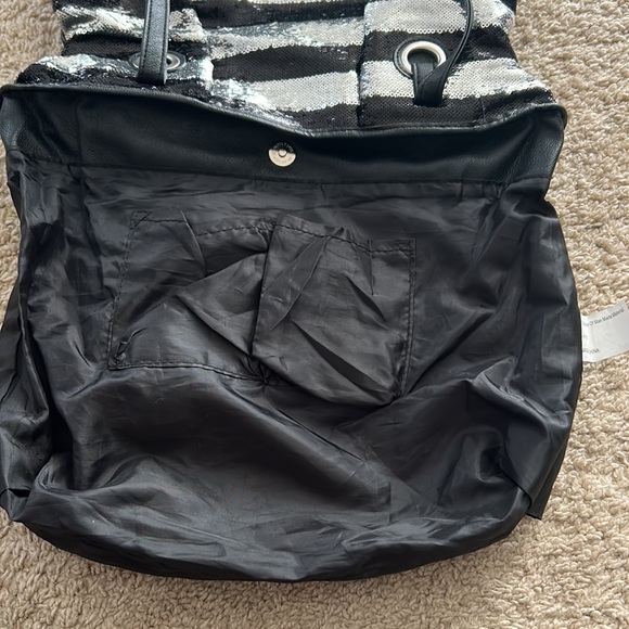 Candie‘s Sequin Sparkling Striped Faux Leather Tote Bag - Picture 8 of 11